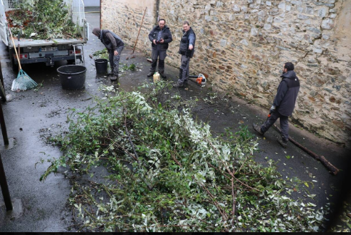 Châteaubriant. Trois travailleurs de l’Esat nettoient la cour de la rédaction Ouest-France
